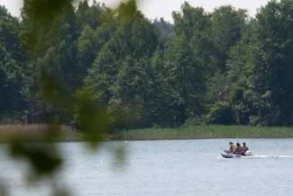 Urzędnicy chcą mniej motorówek. Przedsiębiorcy: Nie tylko one niszczą Jezioro Białe