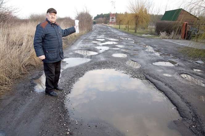 – Ulica Dworcowa jest pełna dziur – pokazuje nam Mieczysław Świderek, jedna z osób, która prosi o remont tej drogi (fot. AS)