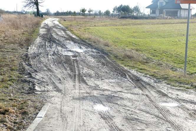 W miejscu polnej drogi powstanie asfaltowa „schetynówka” i rowerowa ścieżka (fot. Urząd Gminy Chełm)
