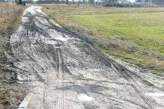 W miejscu polnej drogi powstanie asfaltowa „schetynówka” i rowerowa ścieżka (fot. Urząd Gminy Chełm)