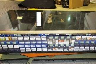 Płyta nagrobna dla dziadka. A w środku ukryte paczki z papierosami