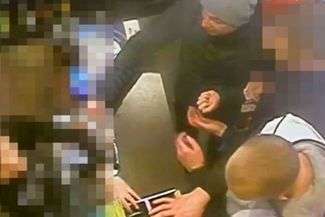 Pobili mężczyznę w centrum Lublina. Nagrał ich monitoring w sklepie (wideo)