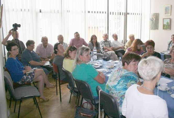 Grupa zaniepokojonych planami Pini Beef mieszkańców podczas sesji rady gminy Końskowola