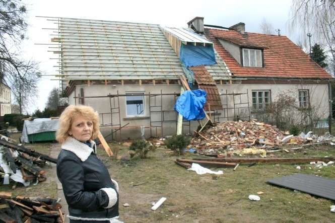 Krystyna Górecka mimo poważnej choroby pracuje i stara się zapewnić byt swoim dzieciom, ale przyznaje, że sama nie poradzi sobie z odbudową zniszczonego w trakcie pożaru domu (fot. Radosław Szczęch)