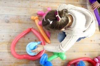 Samorządy na obsługę programu Rodzina 500 plus w tym roku otrzymają 300 mln zł. Wszystkie gminy dostaną też specjalny podręcznik z instrukcją sposobu wypłacania pieniędzy
