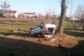 Wpadła w poślizg, wjechała do rowu i dachowała