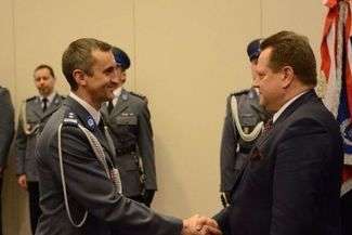 Po lewej mł. insp. Robert Szewc (fot. Policja)