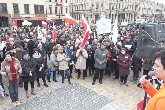 Sobotnia manifestacja KOD na placu Litewskim