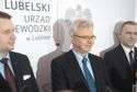 Wojewoda Przemysław Czarnek, wiceminister Krzysztof Michałkiewicz i Albin Mazurek z LUW informowali o przygotowaniach do obsługi programu „Rodzina 500 plus”

