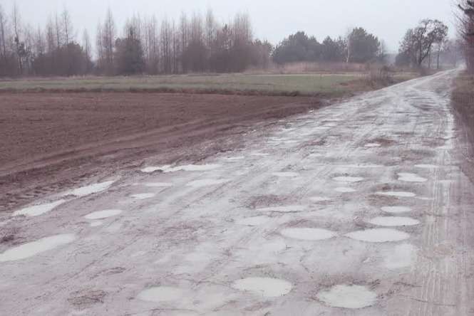 Zastępca wójta gminy Gościeradów zapewnia, że urząd o drodze nigdy nie zapomniał, fot. Czytelnik