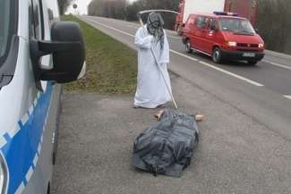 Śmierć z kosą przy drodze, zwłoki w worku. Happening policji i automobilklubu