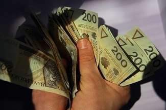 Chciała pomóc córce, straciła biżuterię i 20 tys. zł