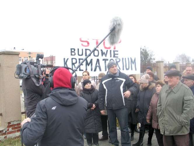 Piątkowe spotkanie przeciwników budowy spopielani zwłok w centrum osiedla zarejestrowała ekipa TVP Lublin, fot. Jacek Barczyński<br />
