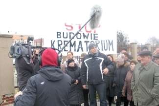 Piątkowe spotkanie przeciwników budowy spopielani zwłok w centrum osiedla zarejestrowała ekipa TVP Lublin, fot. Jacek Barczyński
