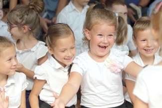 Dzieci, które chodziły razem do przedszkola i do szkoły, bardzo się zżyły. Gdyby część z nich została na drugi rok i dołączyła do innej klasy, te więzi zostałyby zerwane (Fot. Maciej Kaczanowski / archiwum)