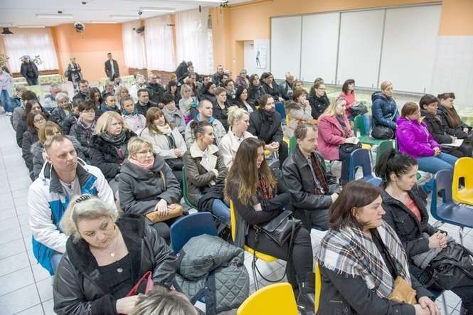 W poniedziałek w Białej Podlaskiej odbyły się pierwsze spotkanie informacyjne w szkołach na temat programu „Rodzina 500 plus”. Kolejne odbędą się: 30 marca i 31 marca (godz. 16) w Szkole Podstawowej nr 2, 4 kwietnia w Szkole Podstawowej nr 5 (godz. 16.30)  <br />
