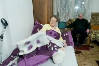 - Mam uszkodzony staw skokowy - mówi pani Jadwiga i zapewnia, że to nie ona zaatakowała policjanta, fot. Maciej Kaczanowski