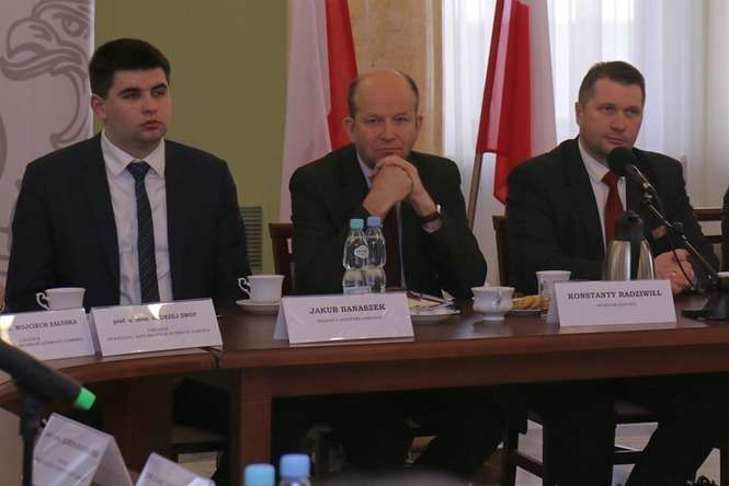 Minister zdrowia Konstanty Radziwiłł (w środku) przyjechał do Lublina