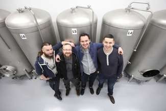 Ekipa Browaru Zakładowego. Od lewej: Michał Pater (piwowar), Jarosław Ośka (piwowar), Bartłomiej Czarnomski (właściciel) i Tomasz Krzos (ekspert od wszystkiego)
