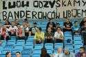 Wywiesili transparent podczas meczu. Odpowiedzą za nawoływanie do nienawiści