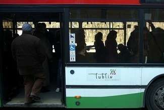 Przejechał kobietę na przystanku. Kierowca nie widział pasażerki czy uciekł z miejsca wypadku?