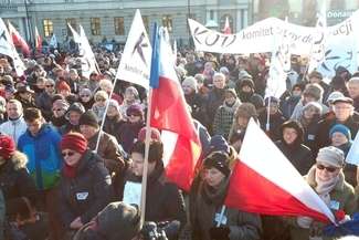 Oprócz uchodźców, którzy są chyba wciąż najbardziej obrażaną grupą w internecie, wiele komentarzy godzi także w członków KOD i uczestników jego manifestacji
