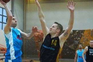 Koszykarze Matematyki (czarne koszulki) po zwycięstwie nad KaDeO, tym razem ograli Alco
FOT. MACIEJ KACZANOWSKI