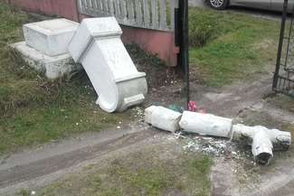 Jeden z kamiennych krzyży zniszczony przez 25-latka