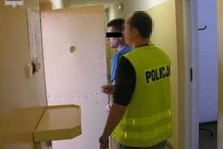 Przyjechał po pieniądze. Pobili go i zmusili do podpisania umowy na sprzedaż auta