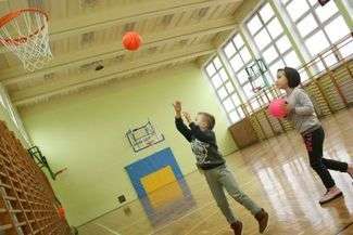 Przyszłe pierwszaki oglądają szkołę. Dzień otwarty w SP 43