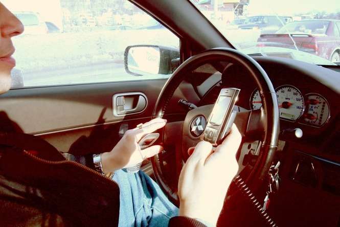 Zerknięcie na ekran telefonu zajmuje kierowcy średnio 5 sekund. Przez ten czas, jadąc z prędkością 80 km/h, pokonuje on odcinek drogi równy boisku piłkarskiemu