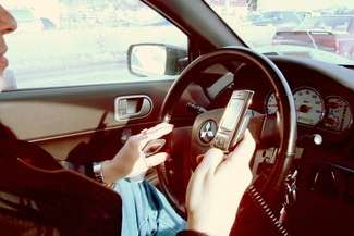 Zerknięcie na ekran telefonu zajmuje kierowcy średnio 5 sekund. Przez ten czas, jadąc z prędkością 80 km/h, pokonuje on odcinek drogi równy boisku piłkarskiemu