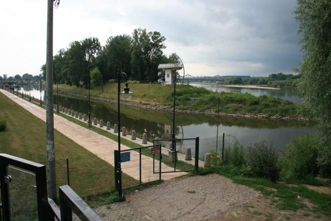 Luneta na skwerze pozwala obserwować m.in. Wisłę, okolice Mariny oraz znajdujący się po drugiej stronie kanału, taras widokowy (fot. Radosław Szczęch)