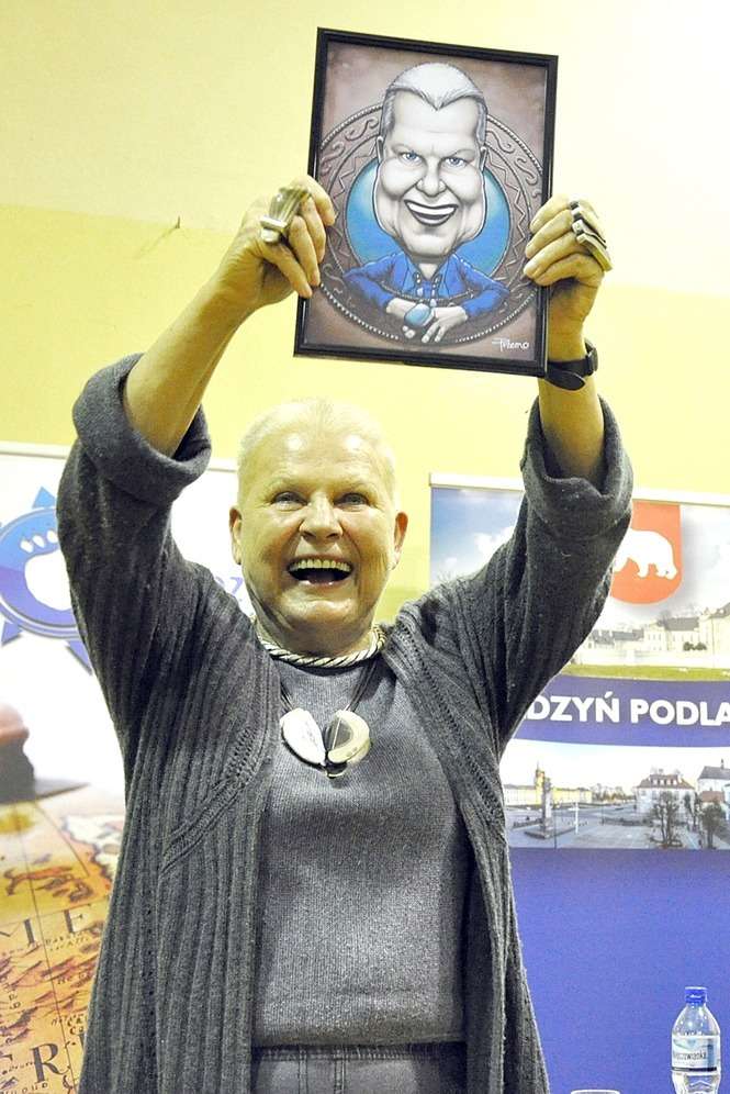 Elżbieta Dzikowska otrzymała od władz miasta pamiątkową karykaturę
