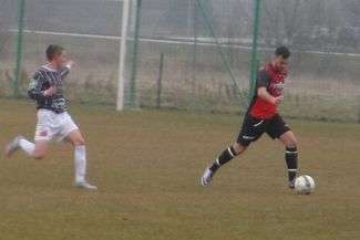 Piłkarze Tęczy (czerwone stroje) liczą na utrzymanie się w lubelskiej klasie okręgowej
FOT. KAMIL KOZIOŁ
