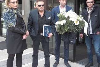 Krzysztof Rutkowski (z aktami), jego klienci i wieniec pogrzebowy, który im ktoś podrzucił
