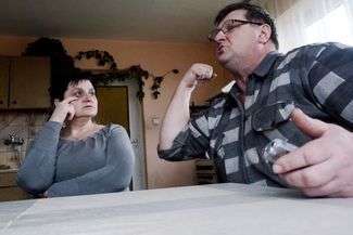 Lidia i Tadeusz Drozdowie oskarżają policjantów o brutalność, fot. Dorota Awiorko