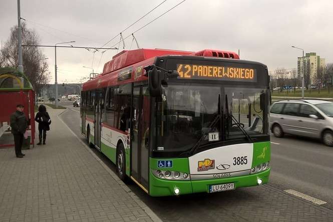 Niektóre kursy, np. na linii 42 wykonywane są przez trolejbusy z alternatywnym napędem, fot. Dominik Smaga