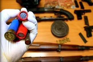 Broń, amunicja, narkotyki i materiały wybuchowe. Trzy osoby podejrzane o handel