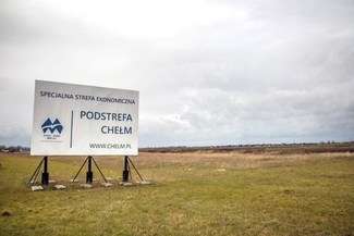 Najlepszą reklamą chełmskiej podstrefy będzie już nie tablica informacyjna w szczerym polu, ale plac budowy nowego zakładu. Fot. UM Chełm