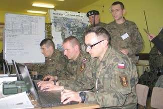 Testowany podczas ćwiczeń system symulacji pola walki wyłapuje wszelkie błędy w dowodzeniu, określając przy tym straty w ludziach i sprzęcie. Fot. Jacek Barczyński