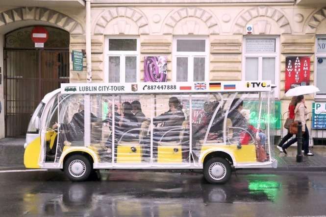 Elektryczne pojazdy, które od kilku lat jeżdżą po Lublinie, wciąż mają zakaz wjazdu na Stare Miasto