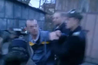 Z „tulipanem” na strażników. Burza po filmie z interwencji mundurowych