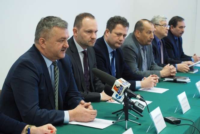 Po konferencji europoseł, starosta, radny wojewódzki, burmistrz i wójtowie podpisali oświadczenie, w którym wyrażają niepokój, a zarazem apelują do lubelskich parlamentarzystów i wojewody o roztropne decyzje w sprawie Bogdanki