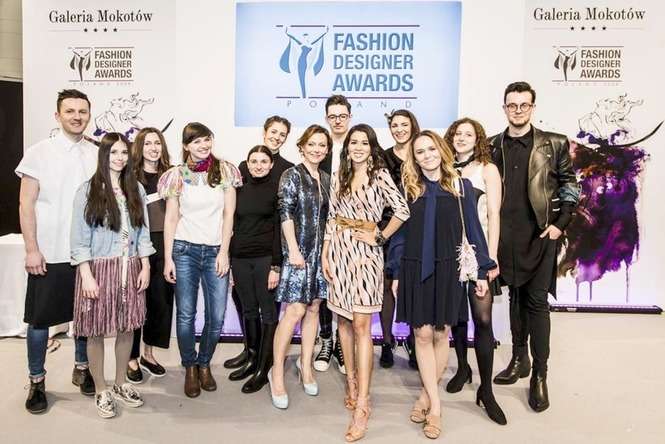 Hubert Kołodziejski z Rokitna (pierwszy z prawej) w gronie finalistów ósmej edycji Fashion Designer Awards (fot. Monika Szałek)<br />
