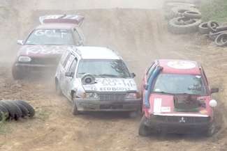 Do wyścigu mogą stanąć osoby pełnoletnie, które mają samochód wyposażony w sprawne hamulce i pasy bezpieczeństwa