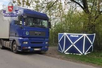 75-latek zginął pod tirem. Gwałtownie skręcił i trafił pod koła