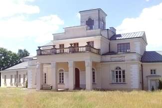 Wójt przeprowadza się do pałacu