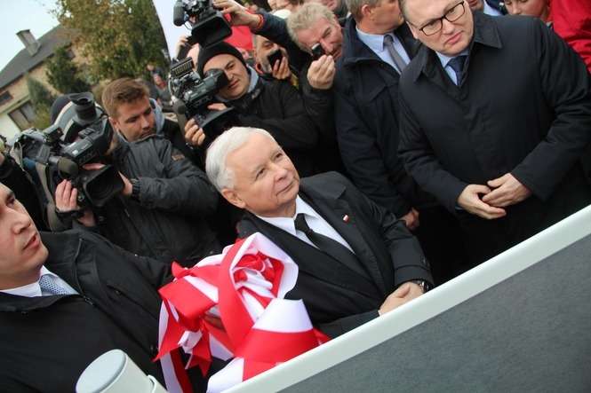 Prezes Jarosław Kaczyński w Białej Podlaskiej był w październiku ubiegłego roku, kiedy otwarto rondo imienia prezydenta Lecha Kaczyńskiego/ fot. archiwum 