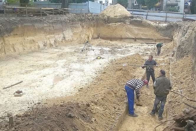 W wykopie o głębokości ok. 4 metrów odnaleziono ślady nowożytnego osadnictwa, począwszy od XVI wieku